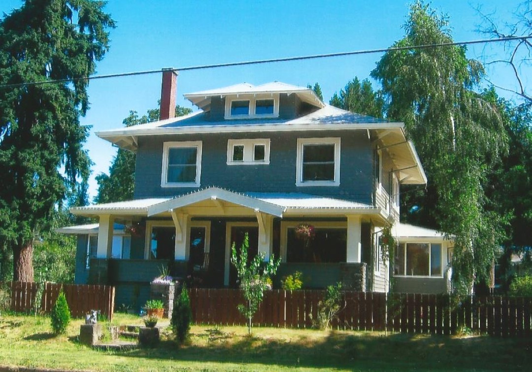 The Levi Wayne & Iona May Robbins House
